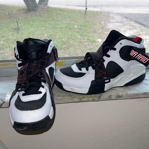 Mens size 9.5 never worn Nike air raid white black and red